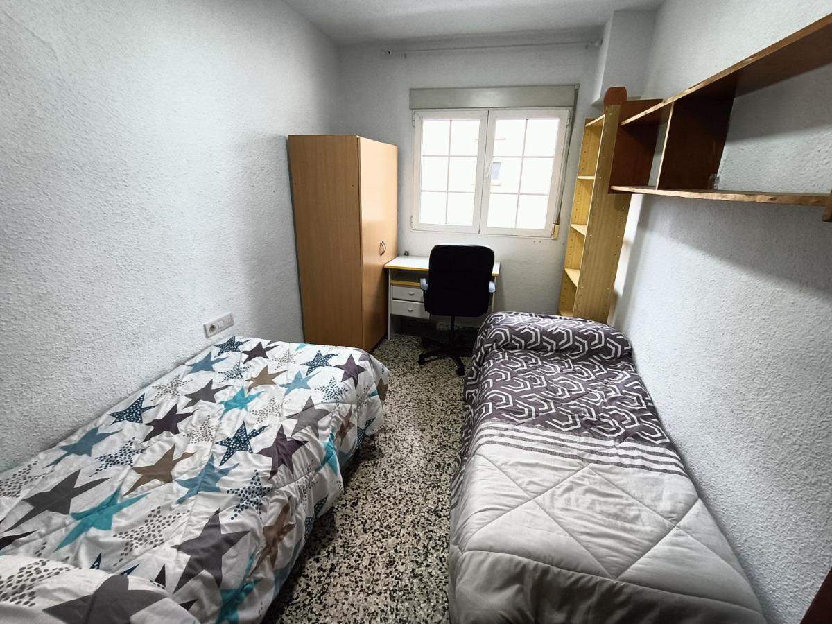 Apartamento 3 Dormitorios Frente A Hospital De Traumatologia Гранада Екстериор снимка